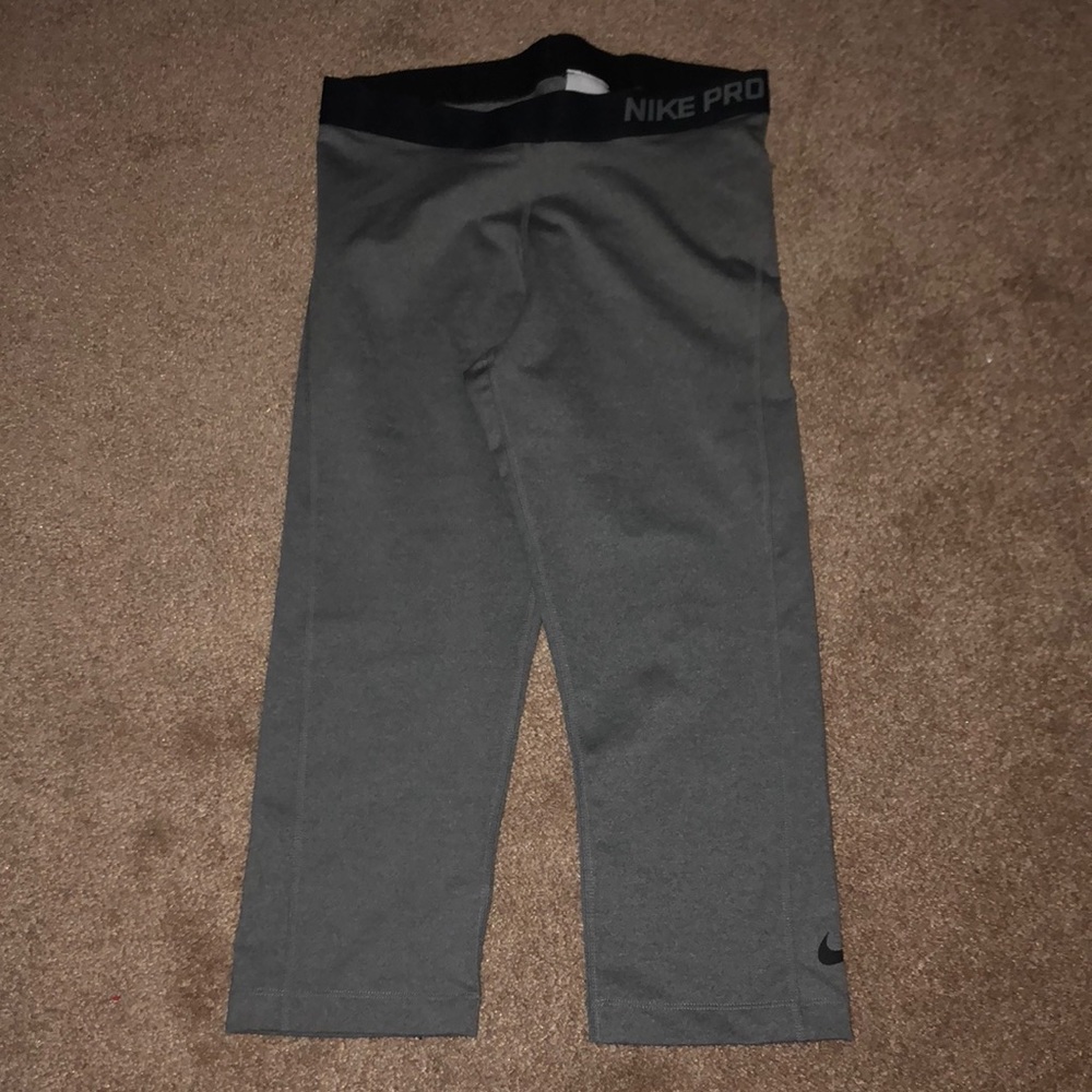 Grey Nike crops leggings